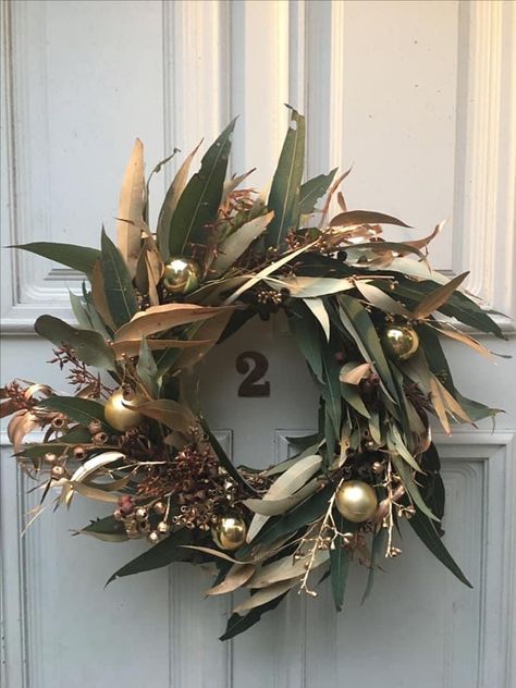 Aussie Christmas Wreath, Christmas Tree Australian, Australian Themed Christmas Decorations, Australian Themed Christmas Tree, Aussie Christmas Tree, Australian Native Christmas Decorations, Summer Christmas Decorations Australian, Christmas In Australia Decorations, Aussie Bush Christmas