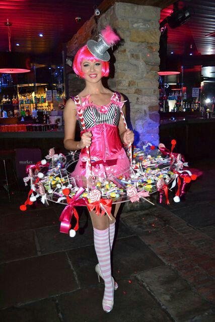 Cigarette candy girl Candy Outfit, Candy Girls, Candy Costumes, Mardi Gras Costumes, Diy Kostüm, Circus Costume, Candyland Party, Halloween Costume Contest, Witch Outfit