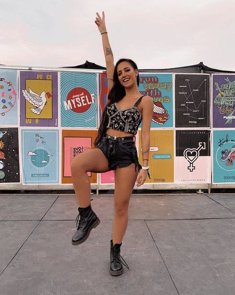 Rock Festival Outfit, Coachella Inspired Outfits, Lollapalooza Outfit, Rocker Look, Look Con Short, Festival Inspo, Look Festival, Rock Festivals, Look Rock