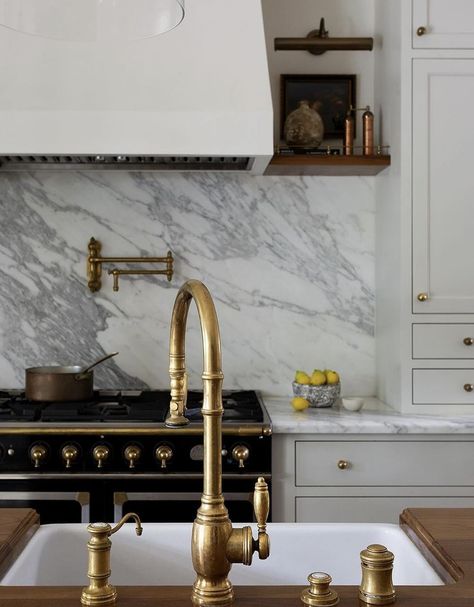 Beautiful kitchen details - love the warm wood contrast with the floor and the brass hardware! So pretty! Design by @plasterandpatina featured in @ruemagazine 📷 @amybartlam Split Level Entryway Decor, Studio Mcgee Kitchen Island, Mcgee Home Kitchen, Mcgee Kitchen, Lacanche Range, Studio Mcgee Kitchen, Split Level Entryway, Pot Fillers, Cave Design