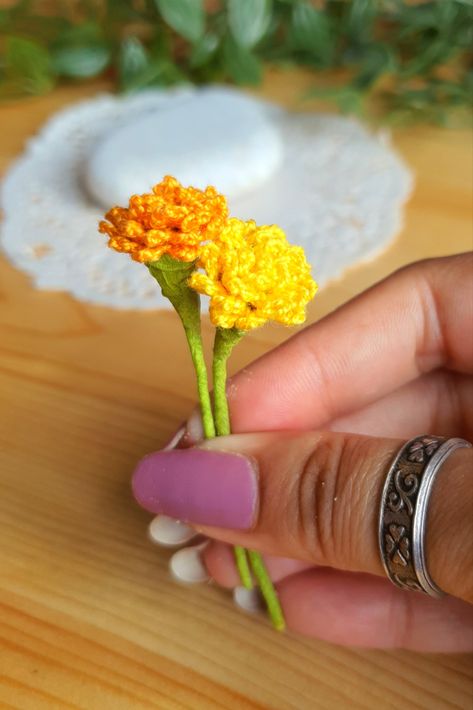 crochet video tutorial for miniature marigold flower Crochet Buttercup Flower, Marigold Crochet Pattern, Crochet Marigold Flower Free Pattern, Microcrochet Flower, Micro Crochet Flowers, Crochet Marigold, Fine Crochet, Buttercup Flower, Micro Crochet