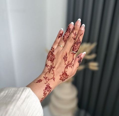 Nikah Mehndi Designs Simple, Simple Nikkah Mehndi, Henna Nails Stain, Henna Nikah, Latest Mehndi Designs Wedding, New Henna Designs, Wedding Henna Designs, Simple Mehendi, Henna Inspiration