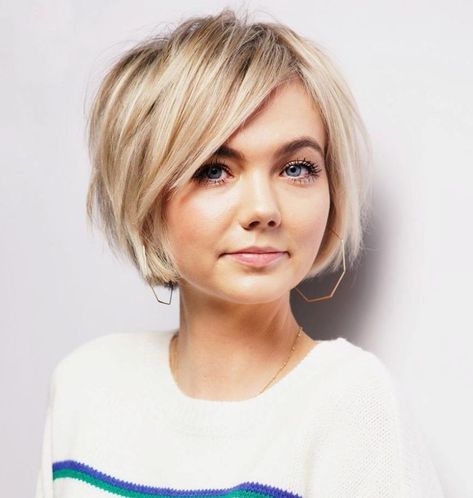 30 Best Chin-Length Hairstyles That’ll Be Trending in 2020 Short Hair 40, Androgynous Haircut, Wedge Haircut, Chin Length Haircuts, Side Bangs Hairstyles, Chin Length Hair, Fun Hair, Short Bob Haircuts, Short Hair Styles Easy