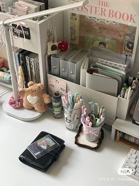 Journal Profile, Small Room Inspo, Stationary Desk, Study Desk Decor, Desk Inspo, Desk Inspiration, Room Desk, Cute Room Ideas, Aesthetic Rooms