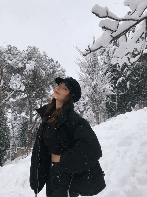 Winter Outfits Snow, Snow Photoshoot, Snow Girl, Winter Photoshoot, Selfie Poses Instagram, Winter Photo, Winter Photos, Model Poses Photography, Online Clothing Store