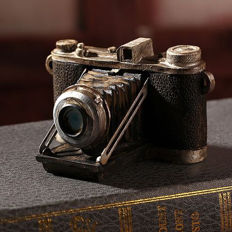 Fotocamere Vintage, Camera Aesthetic, Antique Cameras, Bar Vintage, European Home Decor, Old Camera, Shabby Chic Kitchen, Antique Decor, Shabby Chic Homes