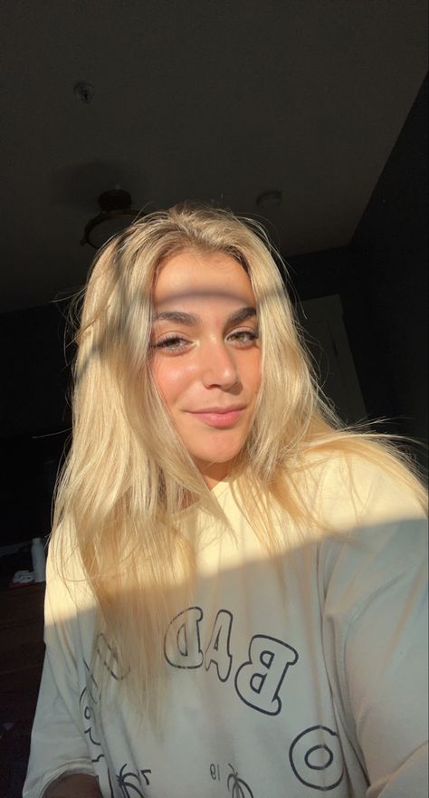 selfie, green eyes, golden hour, sun kissed Golden Hour Selfie, Sunny Aesthetic, Aesthetic Golden Hour, Snapchat Selfies, Portrait Ideas, Golden Hour, Selfies, Photo Ideas, Sunnies