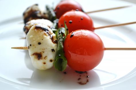 Caprese salad skewer with reduced balsamic vinegar (using sundries tomatoes is a great twist) Salad Skewers, Caprese Salad Skewers, Caprese Skewers, Shower Food, Olive Garden, Calamari, Baby Shower Food, Appetizers For Party, Appetizers Easy