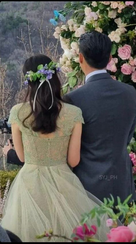 Vogue Wedding, Wedding Hair Flowers, Hyun Bin, Womens Fashion Inspiration, Wedding Dress Couture, Pre Wedding Photos, Star Wedding, Feminine Beauty, Kdrama Actors