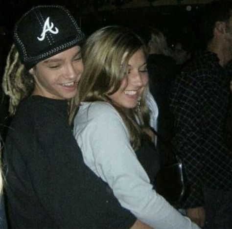 Tom Kaulitz Girlfriend 2007, Lip Piercing Tom Kaulitz, Tom Kaulitz Kissing His Gf, Tom Kaulitz With Girlfriend, Tom Kaulitz With Girl, Tom Kaulitz Braids, Tom Kaulitz Girlfriend, Rihanna 2000's, Baby Toms