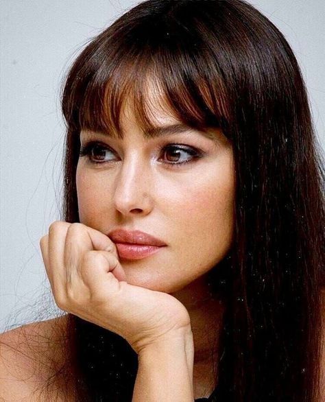 Makeup Looks Monica Bellucci, Monica Belluci Face, Monica Belluci Makeup, Celebrities Pfp, Brat Autumn, Monica Bellucci Makeup, Flamboyant Gamine, Melanie Griffith, Mtv Movie Awards