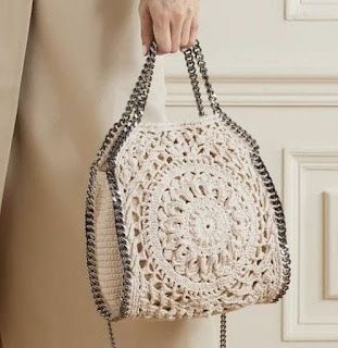 By Mariza Crochet Designer: Bolsa Crochet Stella McCartney ( releitura) #B... Crocheted Purse, Diy Crochet Bag, Crochet Hexagon, Crochet Handbags Patterns, Crochet Purse Patterns, Crochet Bags Purses, Crochet Diy, Crochet Tote, Purse Patterns