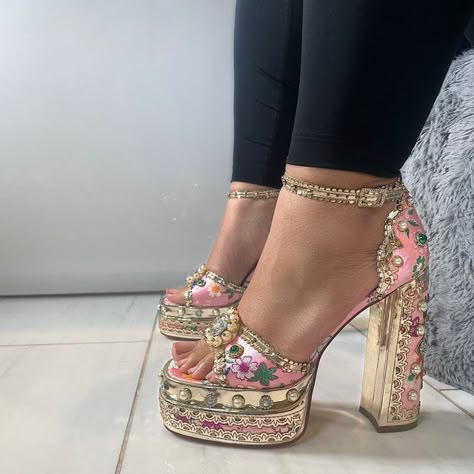 Jorge Gonzalez, Fairy Shoes, Pretty Shoes Sneakers, Shoes Heels Classy, Cute Shoes Heels, Fashion Shoes Heels, Pink Square, Stunning Shoes, Pink Round