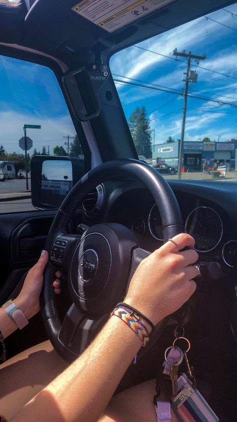 Jeep Driving, Car Drive Aesthetic Day, Driving Aesthetic Day, Jeep Renegade Aesthetic, Jeep Aesthetic, Jeep Wrangler Girl, Girls Driving, Girly Car Accessories, Jeep Wrangler Accessories