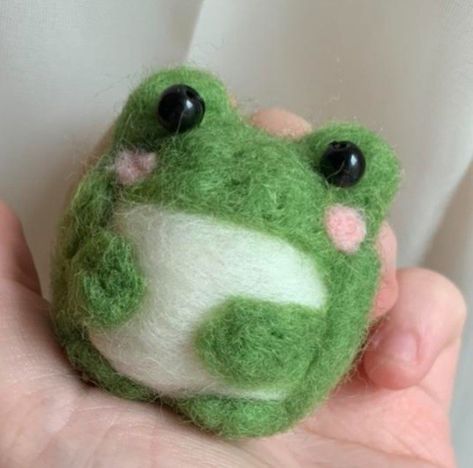 Round Felted Animals, Needle Felting Simple, Felting Aesthetic, Needle Felt Frog, Needle Felting Ideas For Beginners, Needle Felt Ideas, Needle Felted Animals For Beginners, Needle Felting Easy, Easy Needle Felting Projects