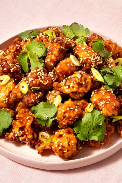 sticky fried cauliflower butes on a pink plate Korean Fried Cauliflower Recipe, Spicy Fried Cauliflower, Kfc Cauliflower Recipes, Crispy Fried Cauliflower, Kfc Cauliflower, Cauliflower Recipes Fried, Dinner Plating, Cauliflower In Oven, Korean Fried Cauliflower