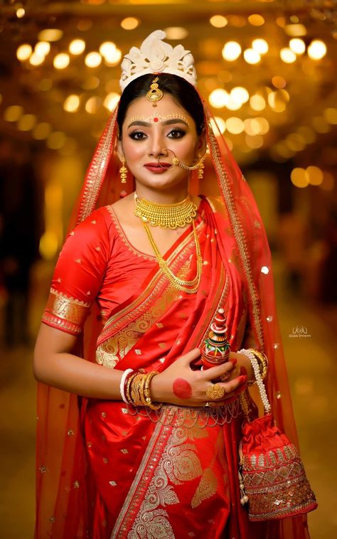 Bengali Bride Look Bridal Makeup, Bengali Wedding Look Bridal, Bengali Bridal Reception Look, Reception Bengali Bride, Simple Bengali Bride, Bengali Bride Saree, Simple Bengali Bridal Look, Bengali Wedding Bride, Bengali Bridal Jewellery