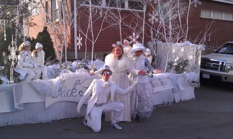 all white White Christmas Float Ideas, White Christmas Parade Float Ideas, Winter Wonderland Float Parade, Frozen Parade Float, Holiday Parade Floats, Parade Float Theme, Christmas Floats, Parade Float Ideas, Diy Christmas Outfit