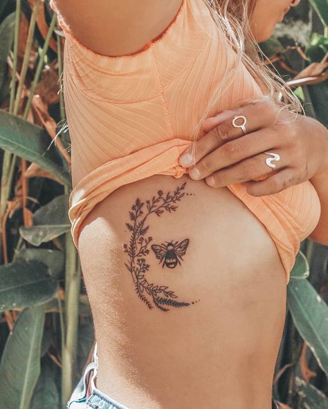 Hawaii Tattoo Ideas, Botanisches Tattoo, Hawaii Tattoo, Side Tattoos Women, Hawaii Tattoos, Rib Tattoos For Women, Beautiful Hawaii, Insect Tattoo, Intricate Tattoo