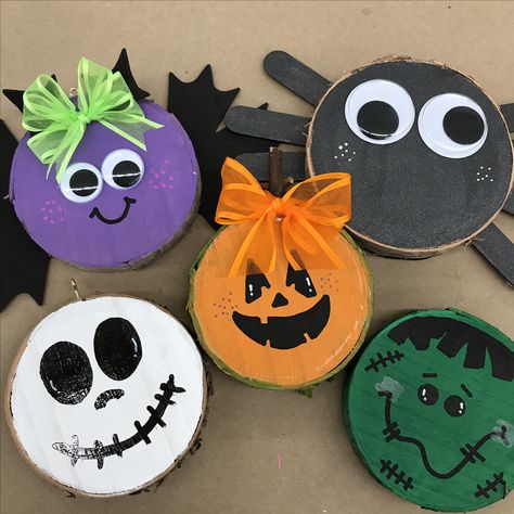 Wooden Circles Crafts Wood Slices, Wood Slice Pumpkins Diy, Pumpkin Wood Slices, Candle Lids Crafts, Wood Slice Scarecrow, Halloween Wood Slices, Wood Slice Halloween Crafts, Painted Logs For Halloween, Wood Slice Art Halloween