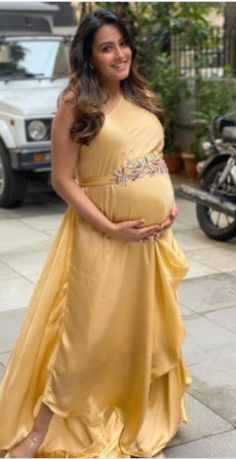 Producer #EktaKapoor hosted a grand and memorable #babyshower for her close friend, actor #AnitaHassanandani, who is expecting her first baby. #Threads Anita Hassanandani, Ekta Kapoor, Baby Shower Gown, Best Indian Wedding Dresses, Maternity Photography Poses Pregnancy Pics, Maternity Photoshoot Outfits, Indian Theme, Body Hot, Dresses For Pregnant Women