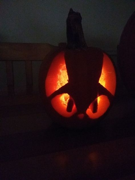 Hollow Knight Pumpkin Carving, Oval Pumpkin Carving Ideas, Pumkin Designs, Pumpkin Inspo, Cute Pumpkin Carving, Pumkin Carving, Pumpkin Carving Party, Creative Pumpkin Carving, Pumpkin Carving Designs