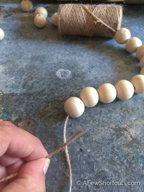 Skip the home decor store and learn how to make wooden bead garland with tassels for a fraction of the price. Perfect DIY for your Farmhouse decor and easy to make Do It Yourself Decoration, Wood Beads Diy, Farmhouse Beads, Wooden Bead Garland, Bead Garland, Wood Bead Garland, Mason Jar Diy, Mason Jar Crafts, Diy Home Decor Projects