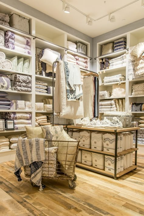 Take a peek inside the new Anthropologie Newport Beach store. Take a tour through our apparel, shoes, bedding, beauty and lingerie in-store collections. Bedding Display, Anthropologie Store, Showroom Decor, Retail Store Display, Retail Space Design, Storefront Design, Retail Interior Design, Home Furnishing Stores, Linen Store