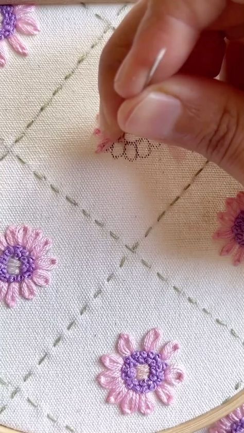 Instagram Embroidery Floss Crafts, Basic Hand Embroidery Stitches, Embroidery Stitches Beginner, Simple Hand Embroidery Patterns, Embroidery Lessons, Simple Embroidery Designs, Diy Embroidery Designs, Hand Embroidery Patterns Flowers, Sewing Crafts Tutorials