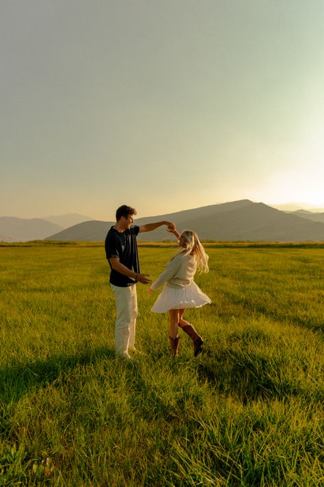 Hill Country Engagement Photos, Couple Spinning Around, Couple Twirling Photo, Couples Field Pictures, Couple Photo Nature, Engagement Photos Running, Engagement Pic Poses, Rural Engagement Photos, Nature Couple Photos