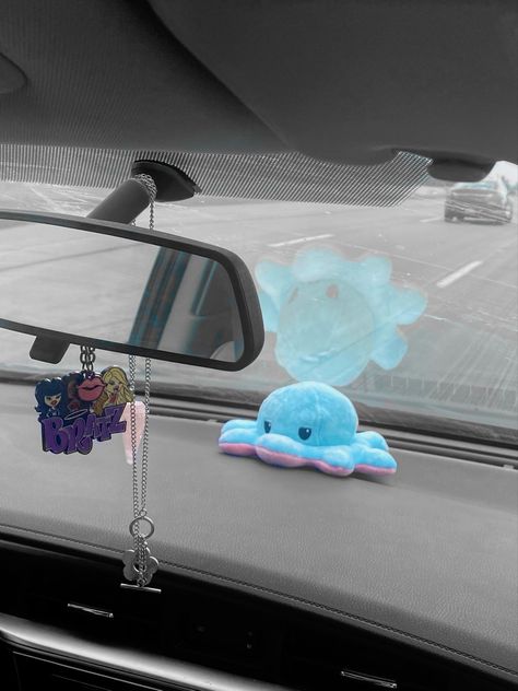 Blue Car Accessories Aesthetic, Blue Car Interior Decor, Car Plushie, Cute Car Ideas, Blue Car Decor, Coquette Car, Blue Car Accessories, Coop Decor, Heartbreak High