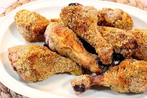 Breaded Baked Chicken Legs on a plate. Baked Italian Chicken, Chicken Legs Recipes, Baked Drumsticks, Oven Baked Chicken Legs, Baked Breaded Chicken, Bread Crumb Chicken, Bread Crumbs Recipe, Chicken Leg Recipes, Vegetarian Chicken