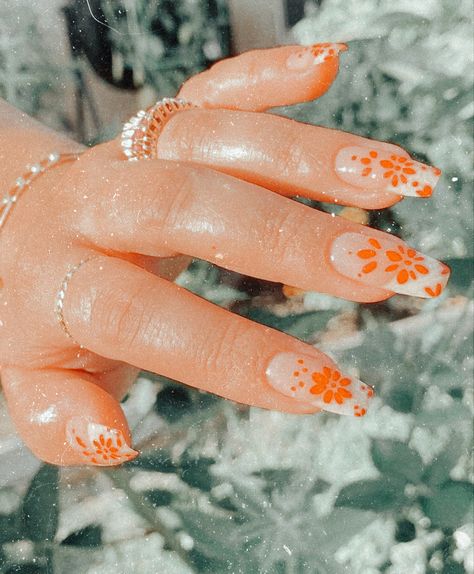 Fine Nails Design, Mexican Culture Nails, Mexican Style Nails Almond, White Mexican Nails, Spain Inspired Nails, Hispanic Nails Designs, Mexican Flower Nails, Nails For Spain, Tulum Nails