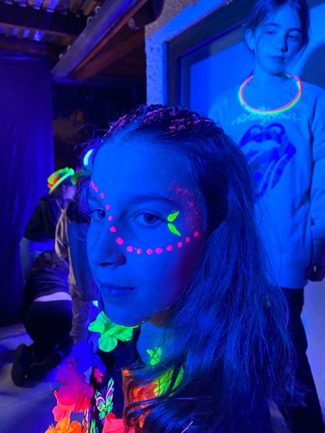 Pintura Facial Neon, Glow Face Paint, Stand Glitter, Neon Face Paint, Uv Makeup, Glitter Bar, Glow Night, Neon Makeup, Neon Party