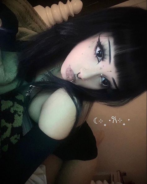 Pretty Doe Eyes🎀 #emogirl#grungestyle#alt | Instagram Alt Photo Ideas, Unrecognizable Makeup, Cool Selfie Ideas, Alt Photos, Alternative Fits, Alt People, Fine Shyt, Alt Fits