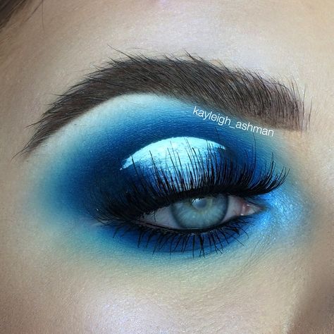 Blue halo cut crease makeup by kayleigh_ashman Blue Ombre Eyeshadow, Blue Halo Eye Makeup, Blue Halo Eye, Colorful Halo Eye Makeup, Dramatic Blue Eye Makeup, Halo Cut Crease, Half Cut Crease Eye Makeup, Makeup Rules, Blue Halo Eyeshadow