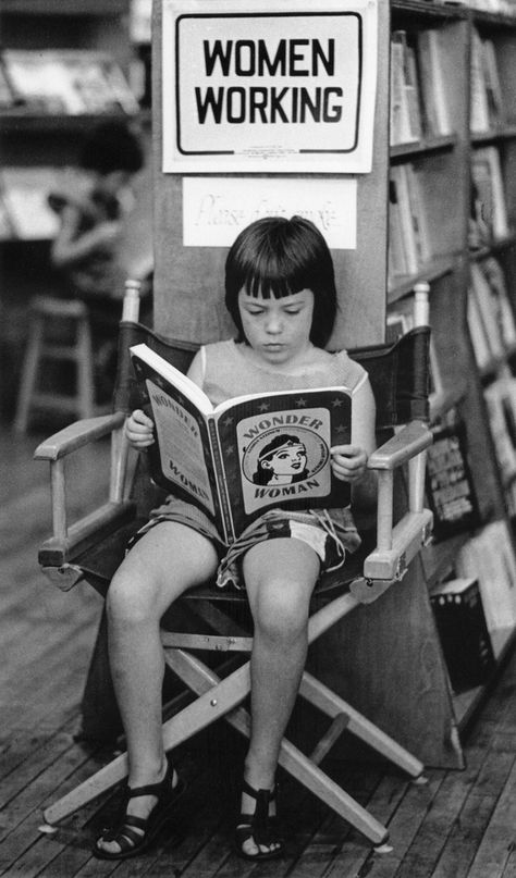 Library Reading, People Reading, Women Working, Cool Baby, Woman Reading, Foto Vintage, Reading A Book, Girl Reading, A Sign