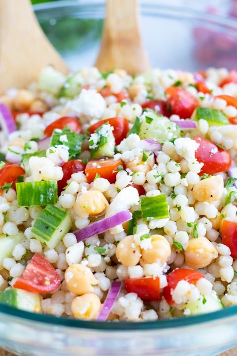 Mediterranean Couscous Salad, Pearl Couscous Salad, Cucumber Dill Salad, Couscous Salad Recipes, Mediterranean Couscous, Salad With Tomatoes, Salad Summer, Couscous Recipes, Summer Picnics