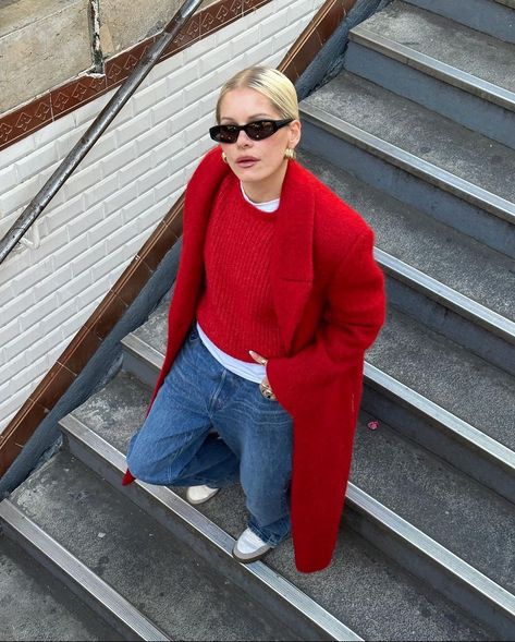 Red Wool Coat Outfit, Red Trench Coat Outfit, Red Outfit Winter, Red Coat Outfit, Fall Outfit 2023, Black Mode, Coat Outfit Casual, Luxury Coat, Chunky Jewellery