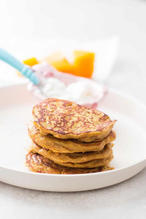 Simply throw all the ingredients into a blender and enjoy these baby-friendly butternut squash pancakes for a healthy breakfast or snack! Butternut Squash For Baby, Butternut Squash Pancakes, Dino Food, Squash Pancakes, Butternut Squash Cinnamon, Spinach Pancakes, Baby Breakfast, Beetroot Dip, A Healthy Breakfast