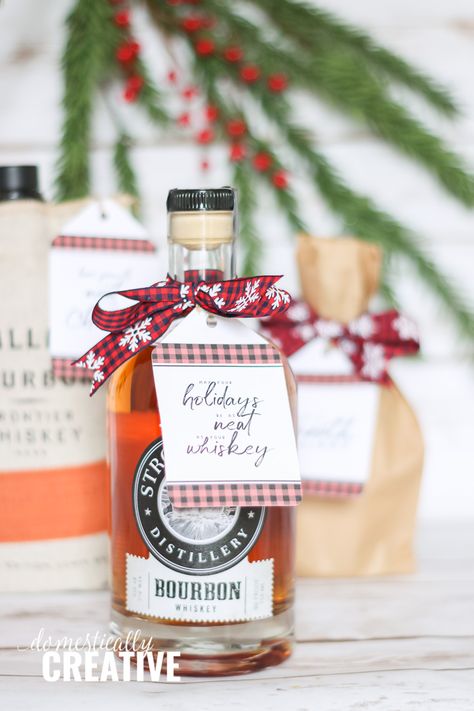 Free Printable Whiskey Gift Tags | Looking for an easy gift for that impossible to buy for man in your life? These gift tags take a bottle of whiskey to a holiday level easily! Domestically Creative Whiskey Christmas Gift, Whiskey Gift Basket, Mini Alcohol Gifts, Whiskey Gifts Basket, Bottle Of Whiskey, Bottle Gift Wrapping, Bottle Gift Tags, Homemade Liquor, Free Printable Gift Tags