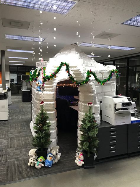 Christmas Cubicle Decorations Contest Ideas, Winter Wonderland Desk Decorations, Igloo Cubicle, Cubicle Christmas Decor Ideas, North Pole Christmas Decorations Diy, Cubical Christmas Decorations, Cubicle Christmas Decor, Christmas Cubicle Decorations Contest, Desk Cubicle