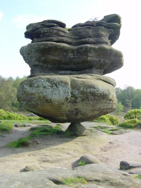 This balancing rock formation is one of the Brimham rocks, located on Brimham Moor in North Yorkshire, England. Made of millstone grit, it was carved over time through water and wind erosion. The bottom layer eroded fastest. Brimham Rocks, Matka Natura, God Mad, Belle Nature, Halong Bay, Natural Rock, Rock Formations, Natural Phenomena, Alam Yang Indah