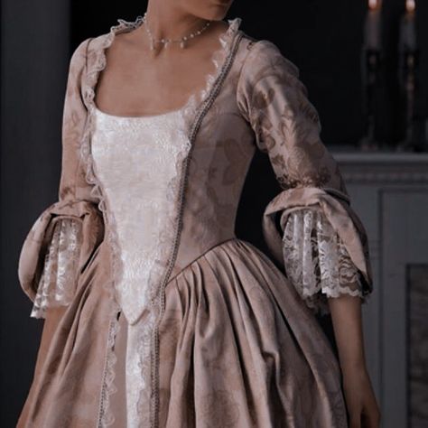 1800 Dresses Aesthetic, Aesthetic Medieval Dress, Victorian Women Dress, Royality Dress Aesthetic, Vintage Queen Dress, Princess Gown Royalty Medieval, 1800 Dress Aesthetic, Bridgerton Dresses Queen, Queen Outfits Aesthetic