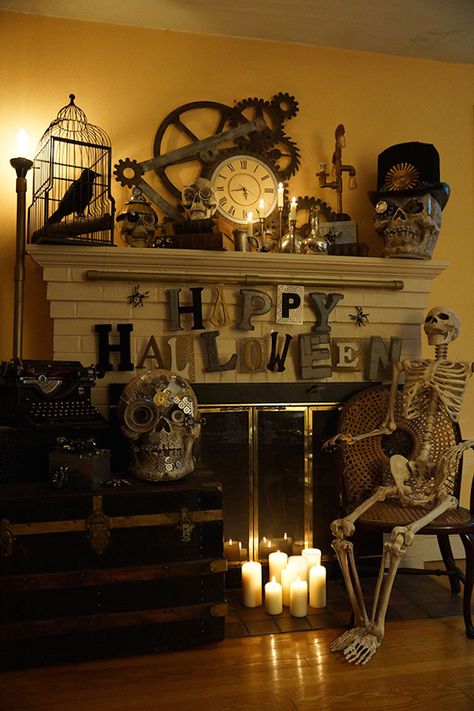 DIY Steampunk Halloween Decorations Halloween House Party Decorations, Halloween Living Room Decor, Diy Halloween Dekoration, Halloween Girlande, Halloween Fireplace, Scary Halloween Decorations Diy, Halloween Living Room, Steampunk Halloween, Casa Halloween