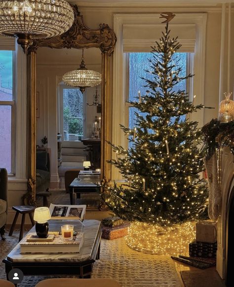 Parisian Decor, Cosy Christmas, Christmas Interiors, Christmas Decorations Living Room, Christmas Living Rooms, Christmas Inspo, Christmas Mood, Christmas House, Christmas Aesthetic