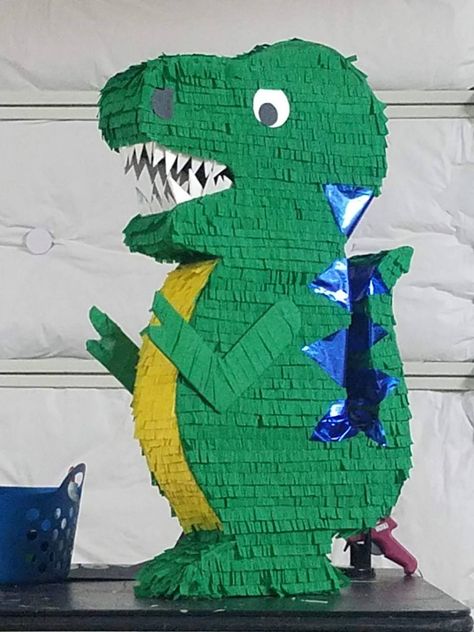 12+ Cute DIY Ways to Make a Dinosaur Pinata at Home Dinosaur Pinata, Pinata Diy, Make A Dinosaur, Dinosaur Birthday Theme, Diy Dinosaur, Party Diy Decorations, Dinosaur Party Decorations, Piñata Ideas, Dinosaur Themed Birthday Party