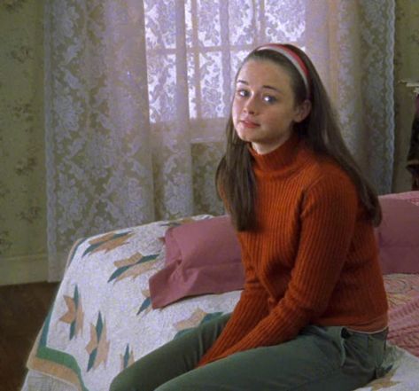 rory gilmore outfit inspiration 90s fashion low rise jeans and red sweater turtleneck Rory Gilmore Turtleneck Outfit, Rory Gilmore Red Turtleneck, Rory Gilmore Red Sweater, Red Turtleneck Outfit Aesthetic, Rory Gilmore Christmas, 90s Turtleneck Outfit, Rory Gilmore Red, Rory Gilmore Style Aesthetic, Rory Fashion