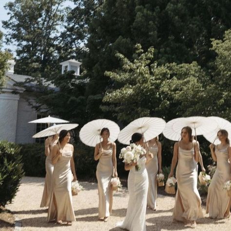 SUNDAY INSPO🤍 Soft palettes, draped fabrics, pearly details, champagne aesthetic and cute accessories✨ Choose your favourites & save for later #theroberomanceloves Champagne Aesthetic Wedding, Soft Wedding Aesthetic, Bridesmaids Champagne, Champagne Aesthetic, Mom Dr, Champagne Bridesmaid, White Bridesmaid, Cute Accessories, Save For Later