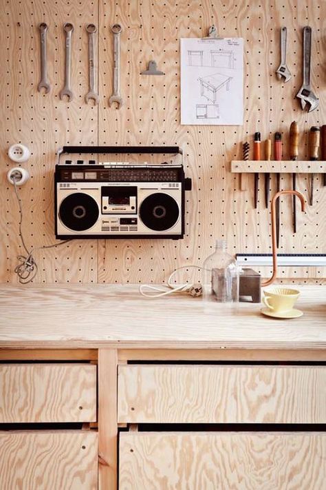 Arbejdsplads Garage, Vintage Workshop, Workshop Inspiration, Diy Garage Work Bench, Old Radio, Plywood Interior, Work Benches, Workshop Studio, Garage Work Bench